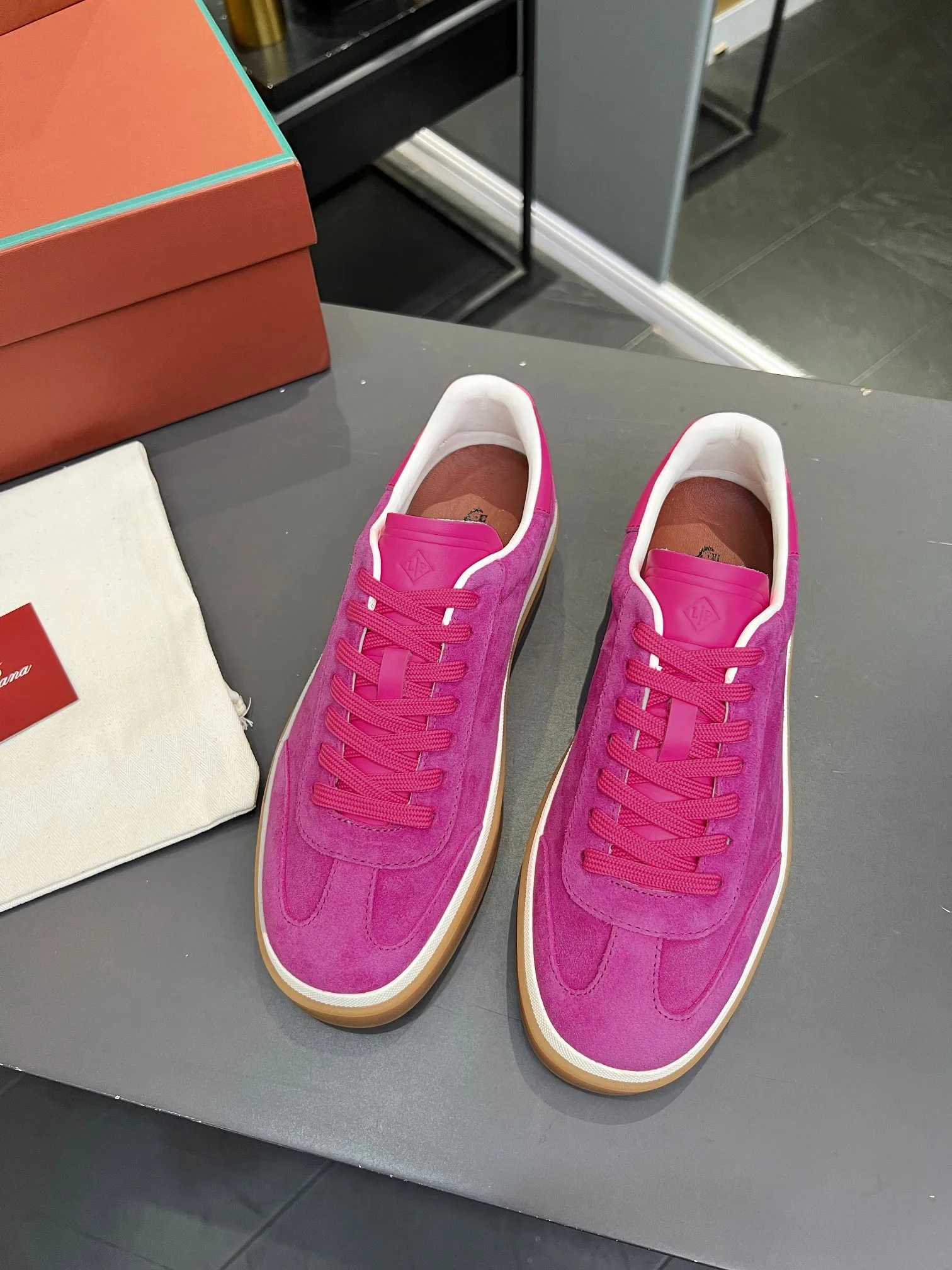 Factory price: 580💰Purchase level, high version🦅⛳️ Italy [Loro men's shoes💰iana] Tennis walk series L men's shoes💰Couple moral training shoes casual sports shoes sneakers🎁🎁 Original purchase development and production This new suede tennis shoe adopts an ultra-low design, suitable for wearing all year round👫👫 The wrapped sole creates an effortlessly attractive color combination that harmoniously blends functionality with understated style, making it the ideal shoe for urban wear. Soft calfskin tongue with Kummel color insert at the heel, embossed L Men's shoes 💰 Logo Cotton lace upper, cowhide suede sole Rubber-lined calfskin ✦ Upper: imported first-layer cowhide ➕ Customized original cowhide ✦ Lining: cowhide lining ➕ Cow leather insole ✦ Sole: Original open-molded T men's shoe 💰R ultra-lightweight outsole ✦Packaging: Original full set of packaging ✦Female size: 35--40, ✦Male size: 39--44, customized 45